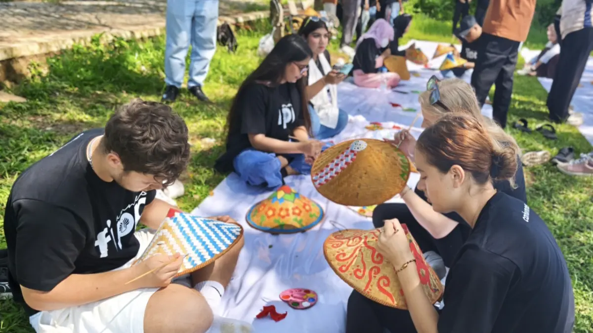 Mahasiswa asing dari 28 negara mengikuti Second Summer Course Fakultas Ilmu Pendidikan dan Psikologi Unnes di Desa Wisata Kandri, Kamis (7/5/2026).