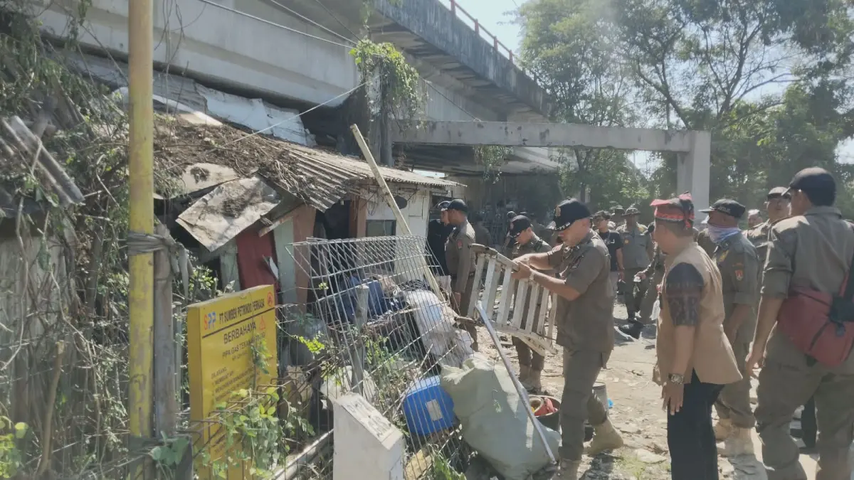 Pembongkaran hunian liar yang ada di dibawah Jalan Arteri Yos Sudarso, Kamis (7/5)