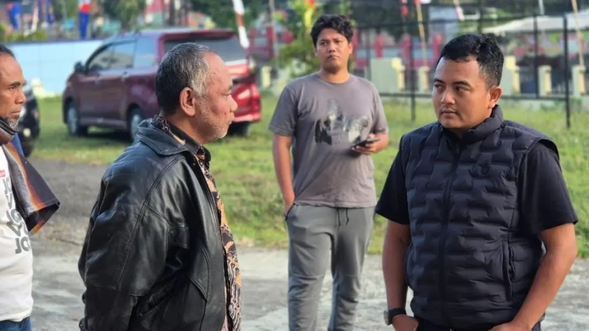 Tersangka Ashari mengenakan baju batik ditutupi jaket hitam saat diinterogasi awal pasca penangkapan di Wonogiri, Kamis (7/5/2026)