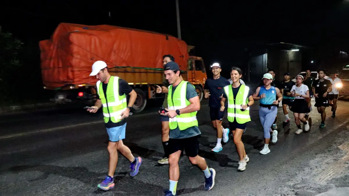 Tim Pelari dari Sungai Watch saat start lari di perbatasan Batang-Kota Pekalongan menuju tiitk finish di Lapangan Mataram, pada Rabu malam (6/5/2026). Lutfi Hanafi/Jawa Pos Radar Semarang