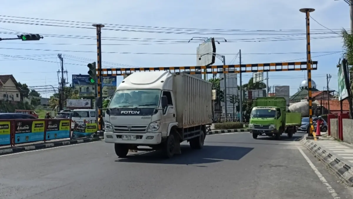 DILARANG MELINTAS : Portal pembatas ketinggian di Simpang Jrakah, hanya truk kecil dibawah 8 ton boleh melintas.
