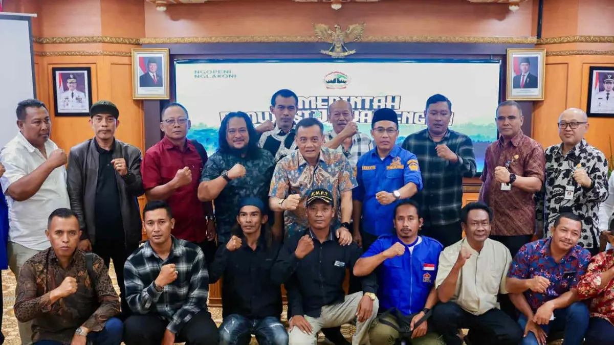 Gubernur Ahmad Luthfi usai menerima audiensi Himpunan Nelayan Seluruh Indonesia (HNSI) Jawa Tengah bersama pelaku usaha perikanan dan perwakilan nelayan di Kantor Gubernur Jawa Tengah, Jumat (8/5/2026).
