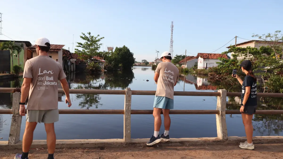 MEMANDANG - Pendiri Sungai Watch, Gary, Sam dan Kelly saat memandangi pekatnya aliran sungai Meduri di Tirto Pekalongan, Kamis sore (7/5/2026). (Lutfi Hanafi/Jawa Pos )