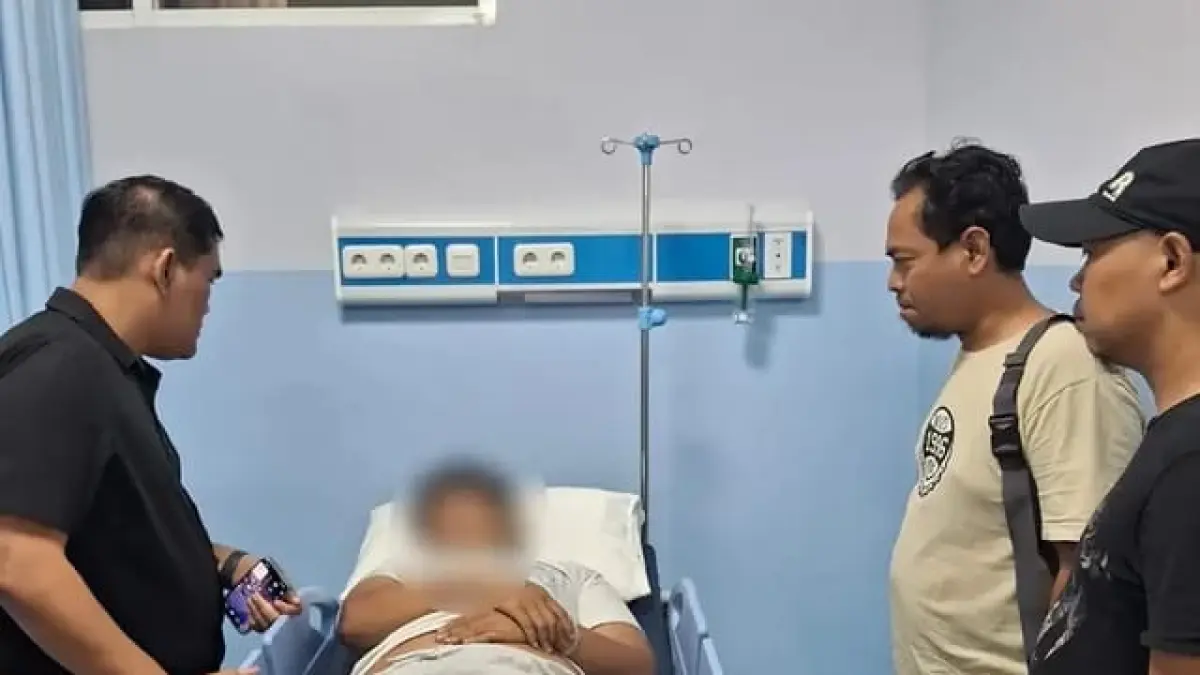 Salah satu pelajar yang mengalami luka akibat tawuran menjalani perawatan medis di rumah sakit di Semarang 