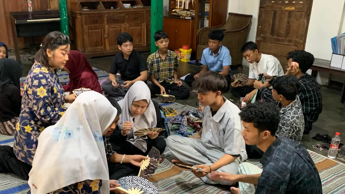 Kegiatan pengabdian dosen Unnes ini bertujuan meningkatkan kreativitas dan keterampilan kewirausahaan anak panti melalui pemanfaatan limbah kain perca.