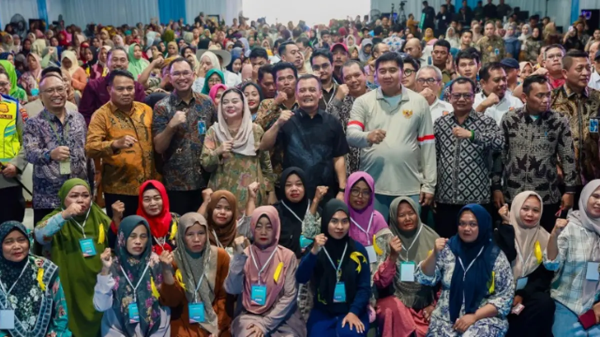 Maruarar dan Ahmad Luthfi saat menghadiri kegiatan Kolaborasi Program Pembiayaan Perumahan dan Pemberdayaan Ekonomi Rakyat Kementerian PKP, BP Tapera, BNI, PNM, dan SMF di Lapangan Desa Kaliwlingi, Brebes, Sabtu (9/5/2026).