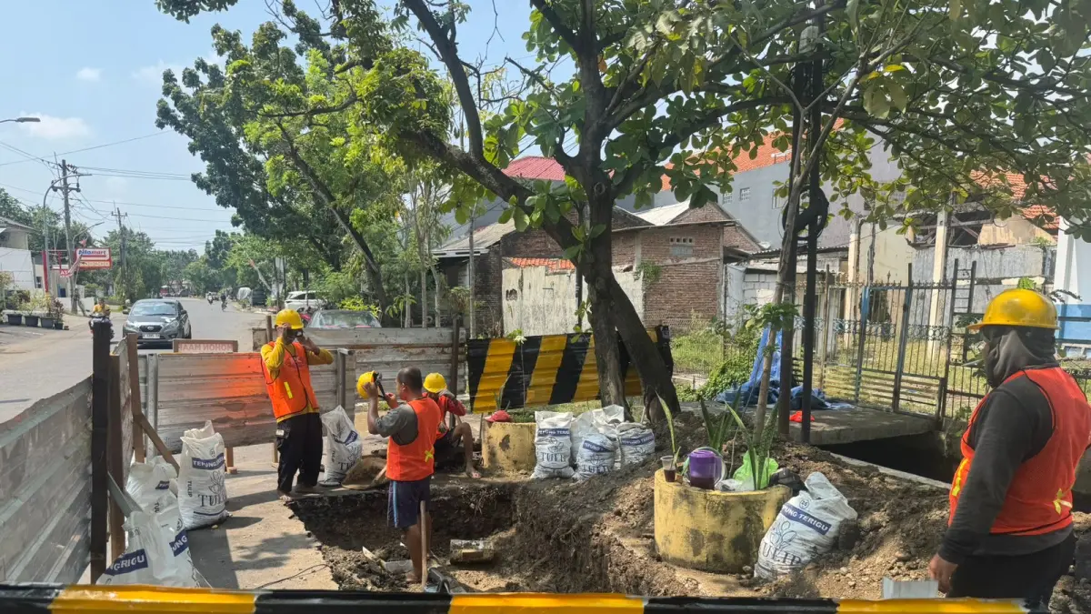 Petugas PDAM Tirta Moedal Kota Semarang tengah melakukan perbaikan saluran pipa demi peningkatan layanan pelanggan