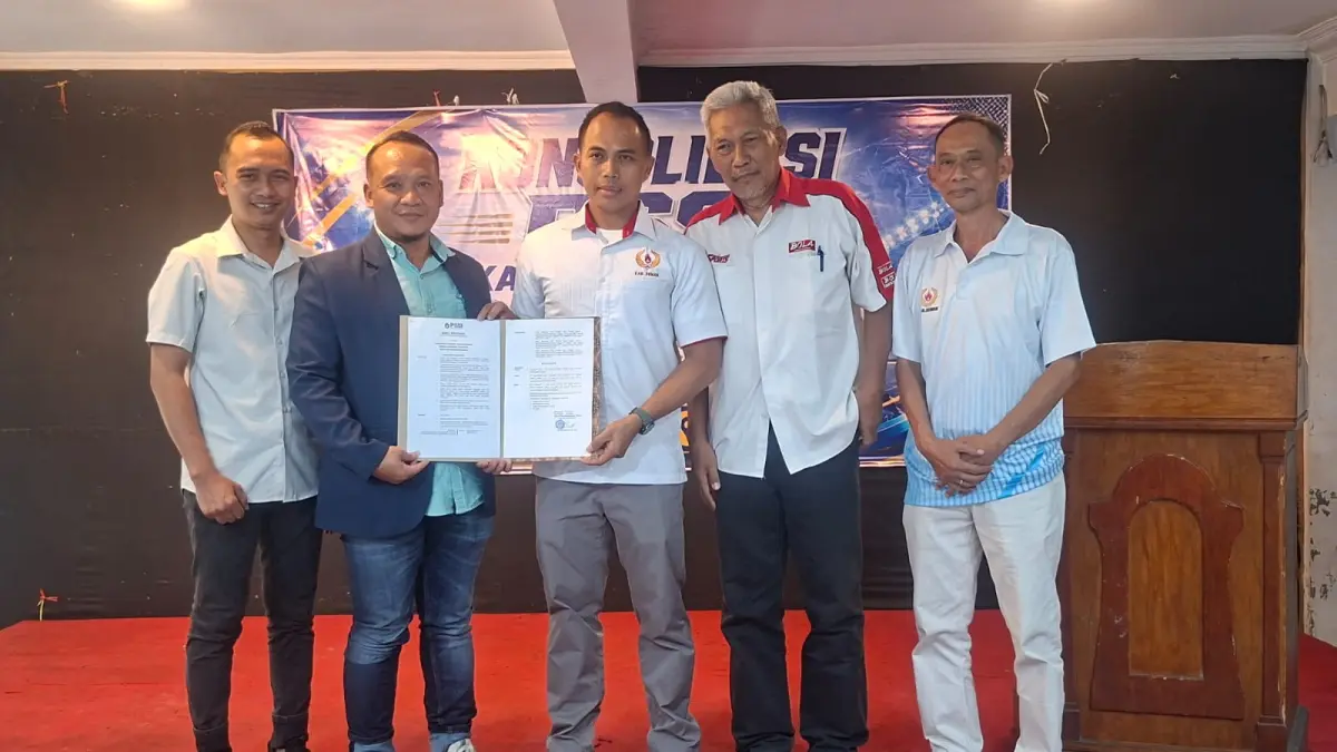 Plt Ketua PSSI Demak Haris Kurniawan didampingi Ketua KONI Demak Suryo Hadiwibowo dan Sesepuh Sepak Bola M Ridwan menunjukkan SK penunjukan sebagai Plt Ketua. (Wahibpribadi)