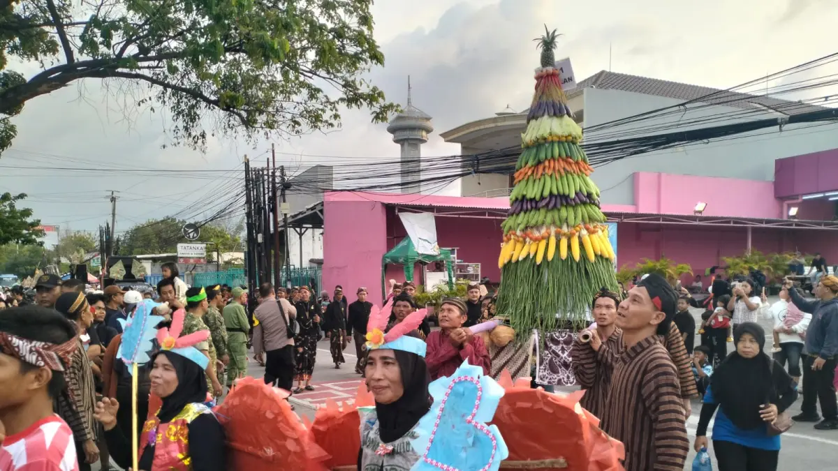 Kirab empat gunungan di Kelurahan Siwalan sebagai ungkapan syukur warga, Sabtu (9/5) sore. FIGUR RONGGO WASSALIM/JAWA POS RADAR SEMARANG&nbsp;
