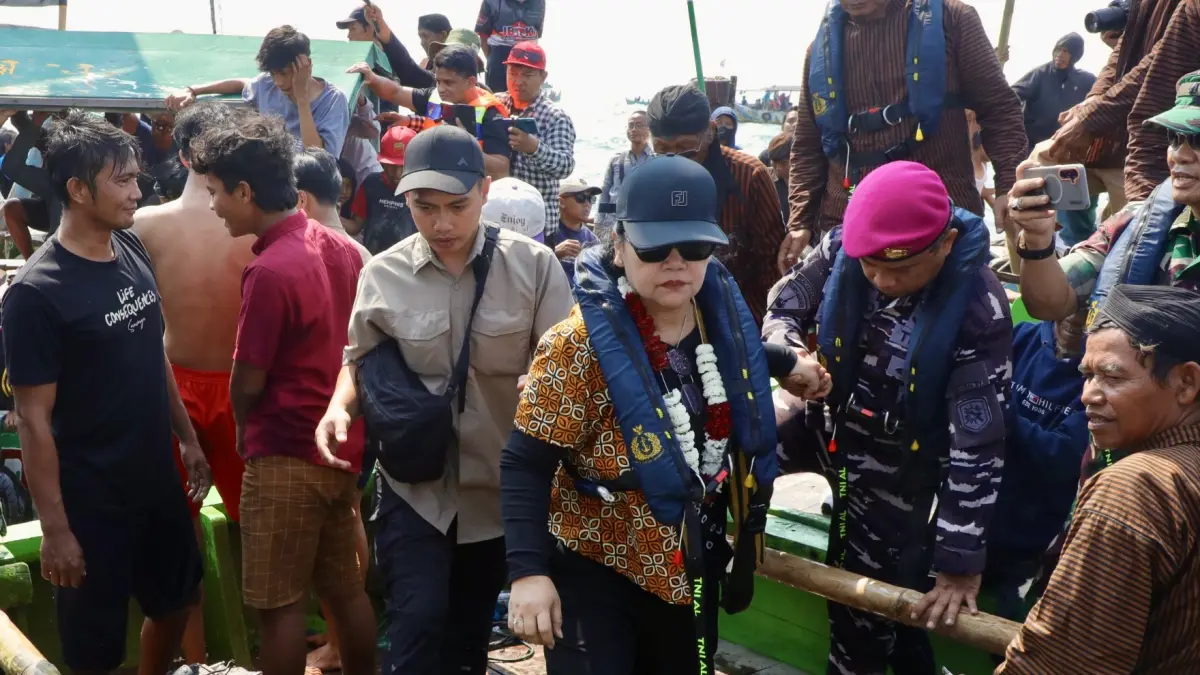 Wali Kota Semarang, Agustina Wilujeng saat menghadiri tradisi Sedekah Laut dan Bumi Tambaklorok 2026 di perairan Tambak Lorok, Minggu (10/5).