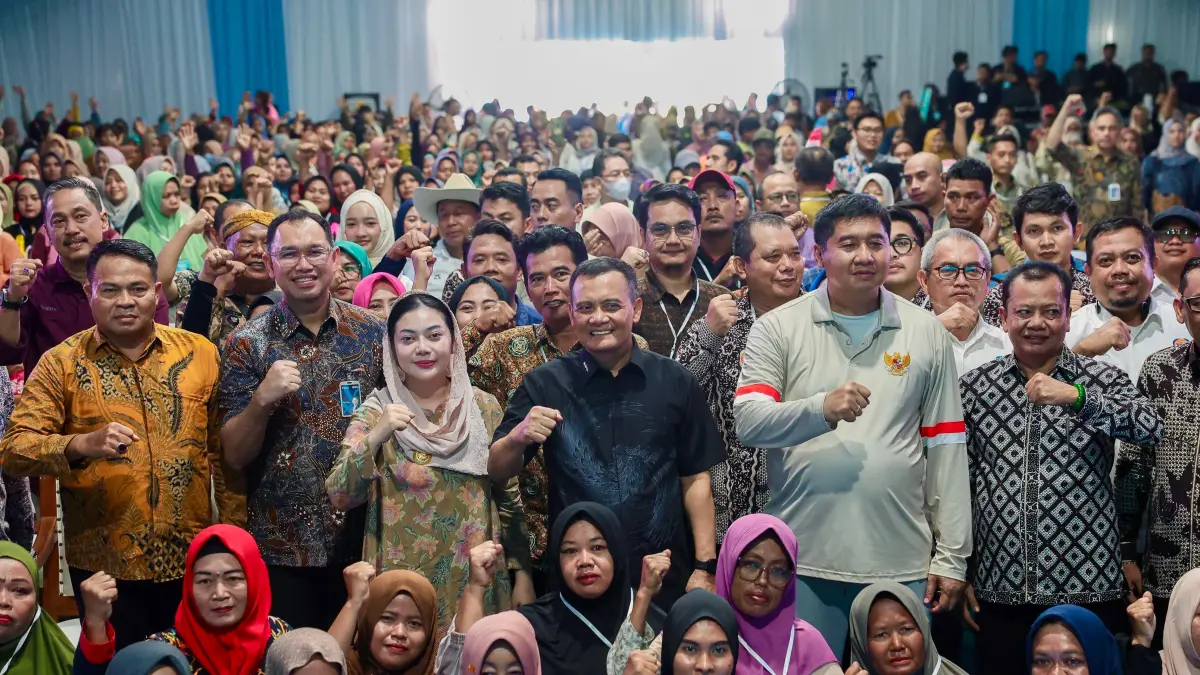 Gubernur Jateng Ahmad Luthfi bersama (empat dari kiri) bersama Menteri Perumahan dan Kawasan Permukiman, Maruarar Sirait, berfoto dalam giat di Brebes, belum lama ini. 