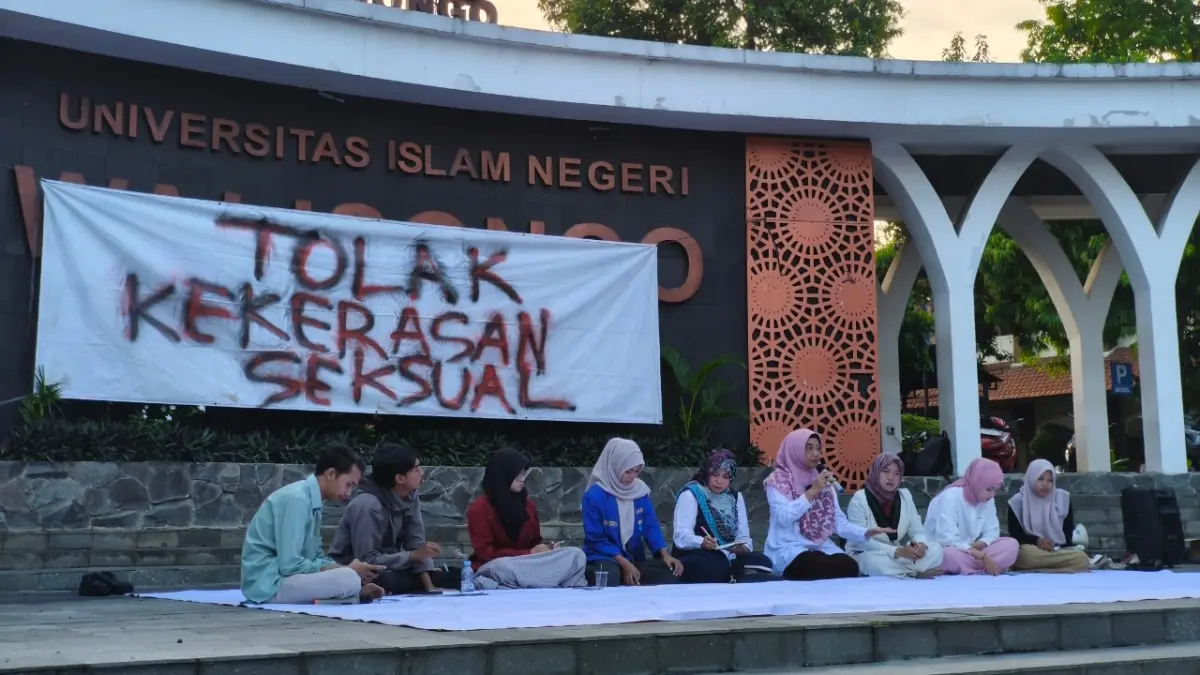 Mahasiswa gelar aksi "Tolak Kekerasan Seksual" atas dugaan pelecehan seksual yang dilakukan dosen ke mahasiswa, di Landmark Kampus 3, Senin (11/5/2026).
