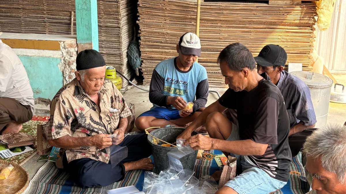Puluhan petani tembakau di Desa Pagerdawung, Kecamatan Ringinarum, dilatih membuat agen hayati alami oleh Dinas Pertanian dan Pangan (DPP) Kabupaten Kendal.