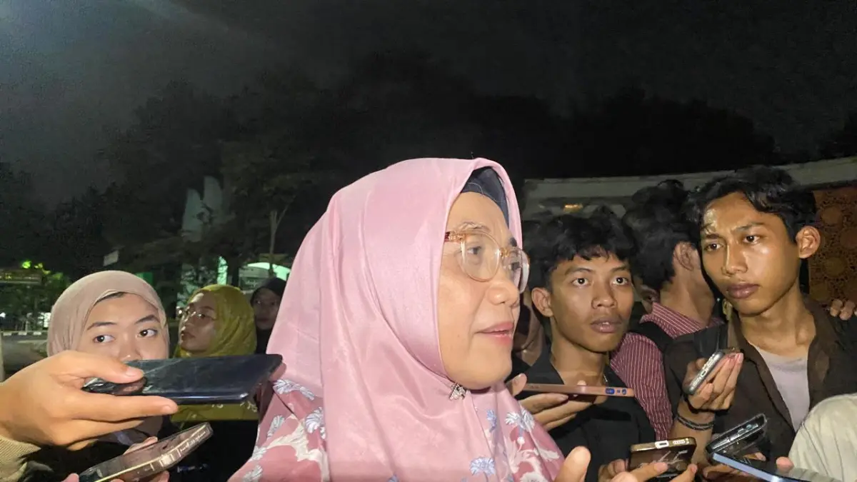 Wakil Rektor III UIN Walisongo Semarang, Ummul Baroroh memberikan keterangan usai aksi "Tolak Kekerasan Seksual" di Landmark Kampus 3, Senin (11/5/2026).