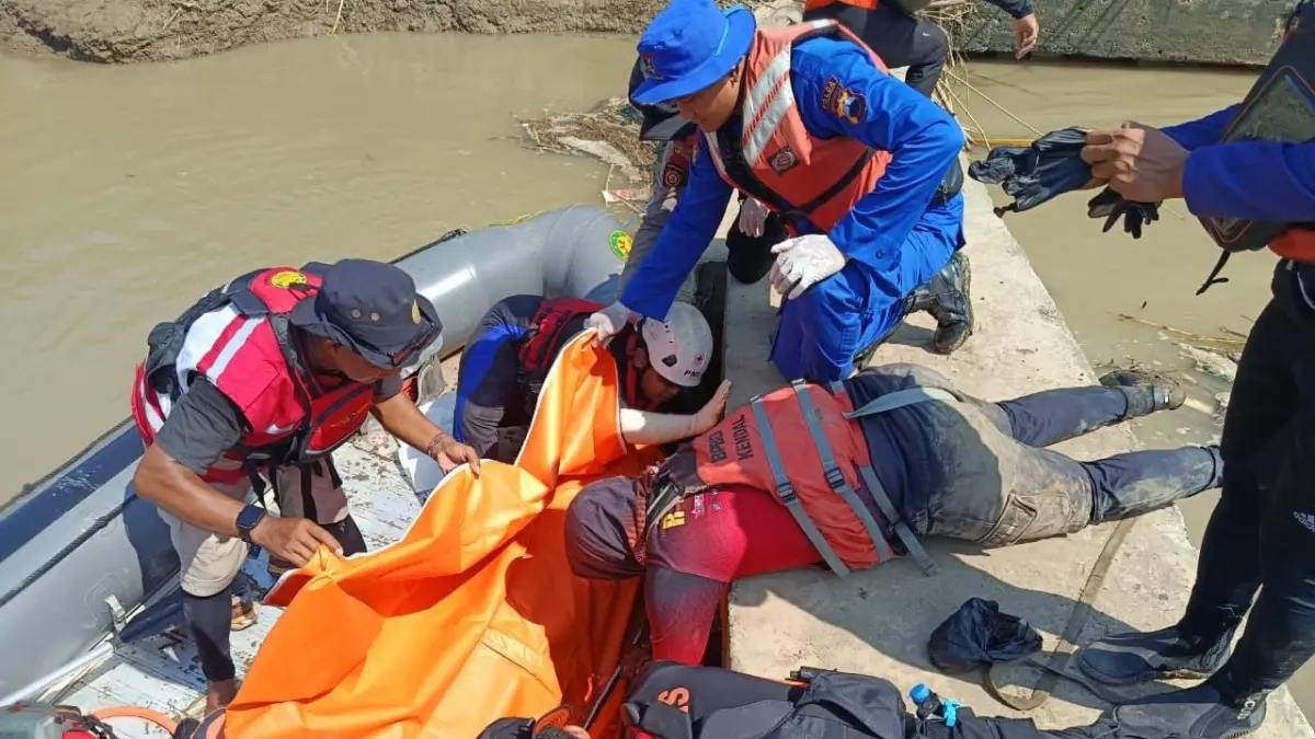 EVAKUASI: Tim SAR BPBD Kendal mengevakuasi jasad Kasdi, 73, warga Kumpulrejo, Kecamatan Brangsong yang hanyud di Sungai Bodri. (BPBD KENDAL/RADARSEMARANG.ID)