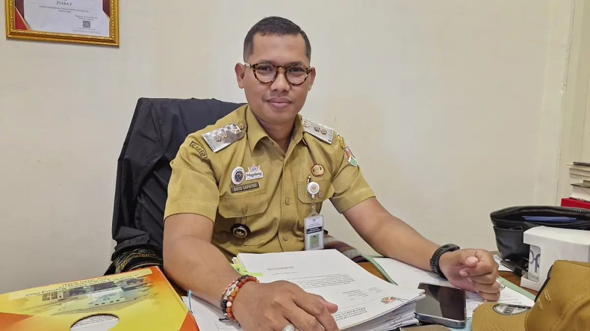 Lurah Kramat Selatan, Kota Magelang, Bayu Saputro di ruang kerjanya. (PUPUT PUSPITASARI/JAWA POS RADAR SEMARANG) 