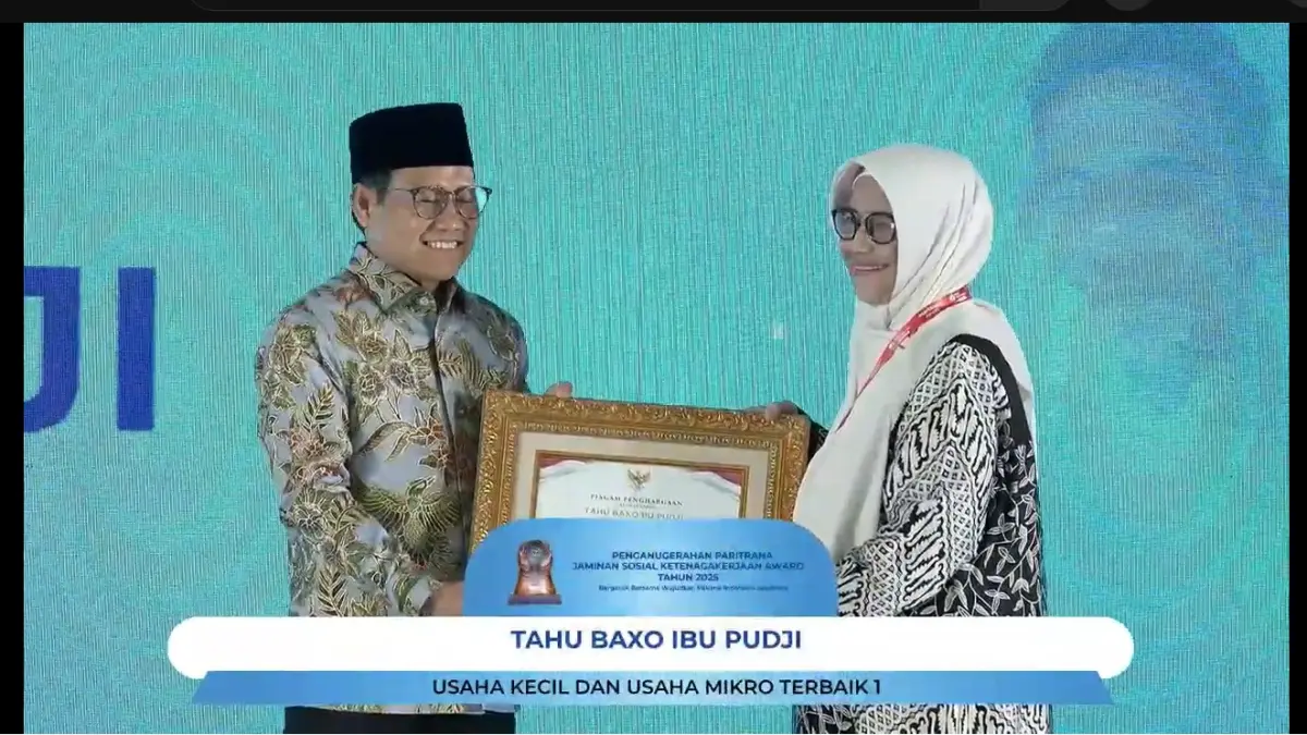 Menteri Muhaimin Iskandar menyerahkan penghargaan tahu baxo ibu Pudji