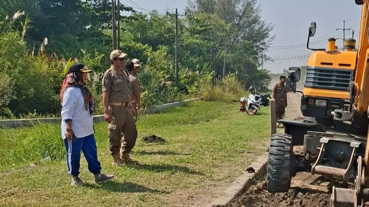 Pemkot Semarang bergerak cepat merespons keluhan masyarakat terkait ceceran tanah di Jalan Arteri Yos Sudarso, tepatnya di depan akses masuk PT Cipta, Kelurahan Bandarharjo, Kecamatan Semarang Utara, yang dinilai membahayakan pengguna jalan. Atas arahan langsung Wali kota Semarang, Agustina Wilujeng, penanganan terpadu lintas OPD langsung dilakukan untuk memastikan keselamatan masyarakat tetap terjaga.