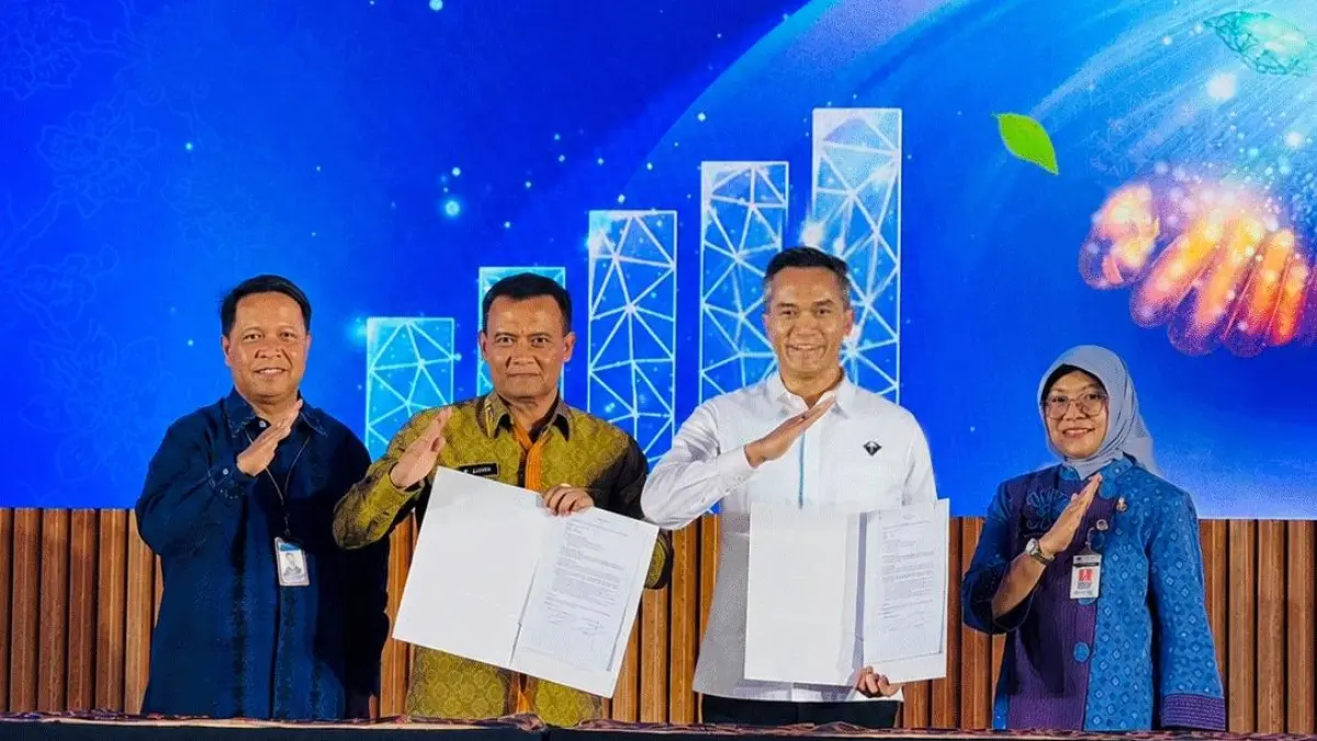Foto bersama (kiri-kanan) Kepala BI Jateng M Noor Nugroho, Gubernur Jateng Ahmad Luthfi, Komisaris Utama PT VKTR Teknologi Mobilitas Tbk, Anindya N. Bakrie, dan Kepala DPMPTSP Jateng Sakina Rosellasari usai penandatanganan LoI (Letter of Intent) Investasi dan Perdagangan dalam acara CJIBF.