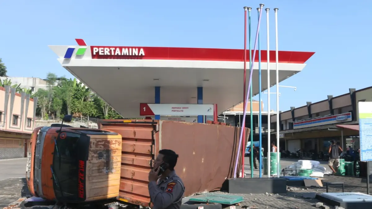 Kondisi truk muatan paket yang terguling di SPBU Silayur Semarang Rabu (13/5/2026). (Nurchamim/Jawa Pos Radar Semarang)