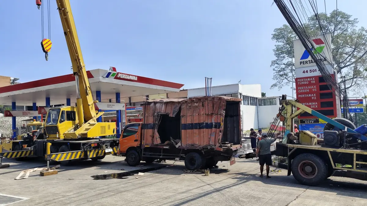 Truk paket yang kecelakaan timpa bangunan penyimpangan tangki BBM di SPBU Silayur Semarang Rabu (13/5/2026).