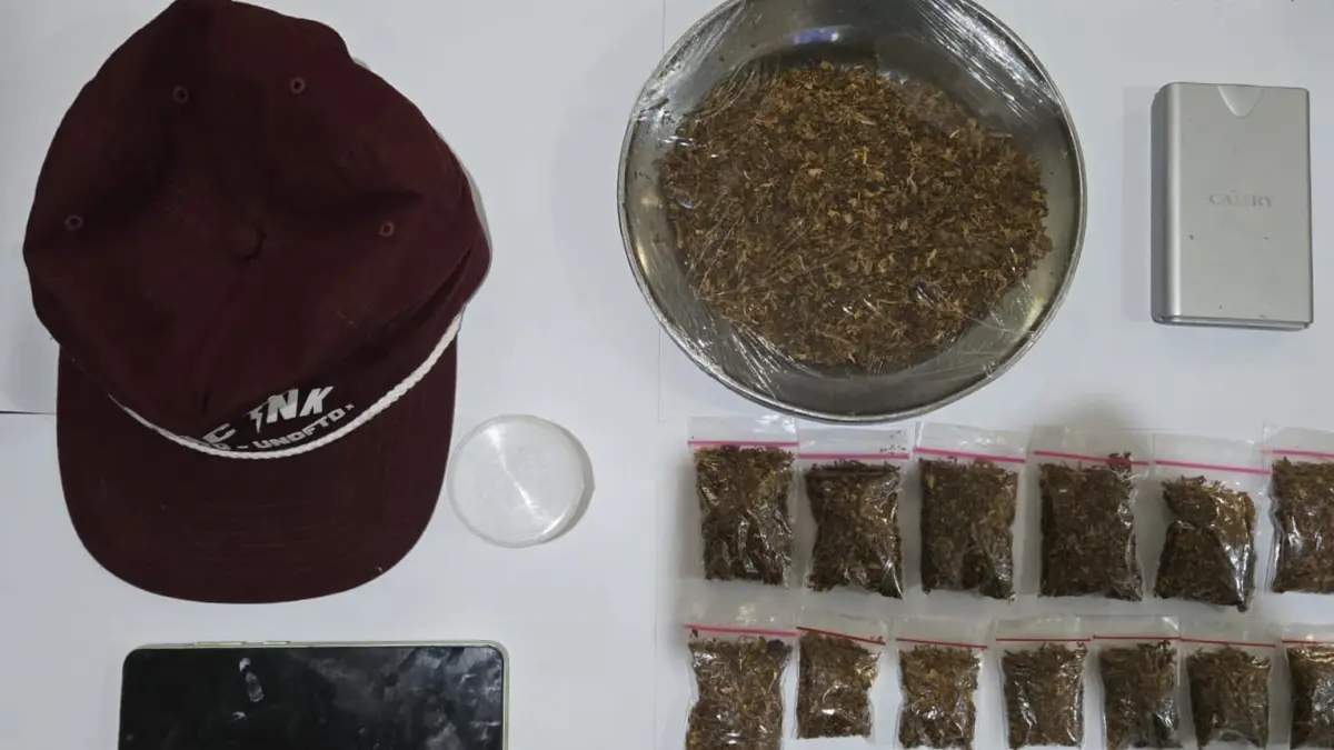 Barang bukti narkoba jenis tembakau gorila yang disembunyikan pelaku di dalam topi berhasil disita kepolisian 