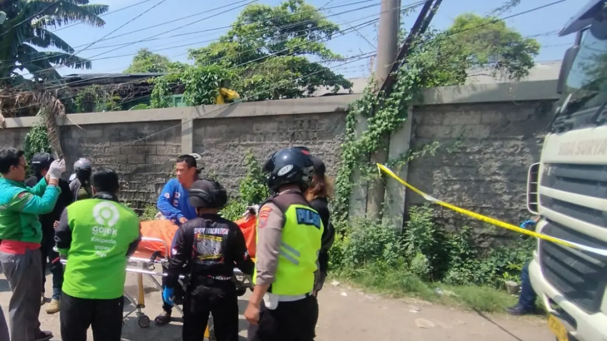 Jenasah sopir truk gantung diri dievakuasi ke dalam kantong jenasah, Kamis (14/5/2026). 