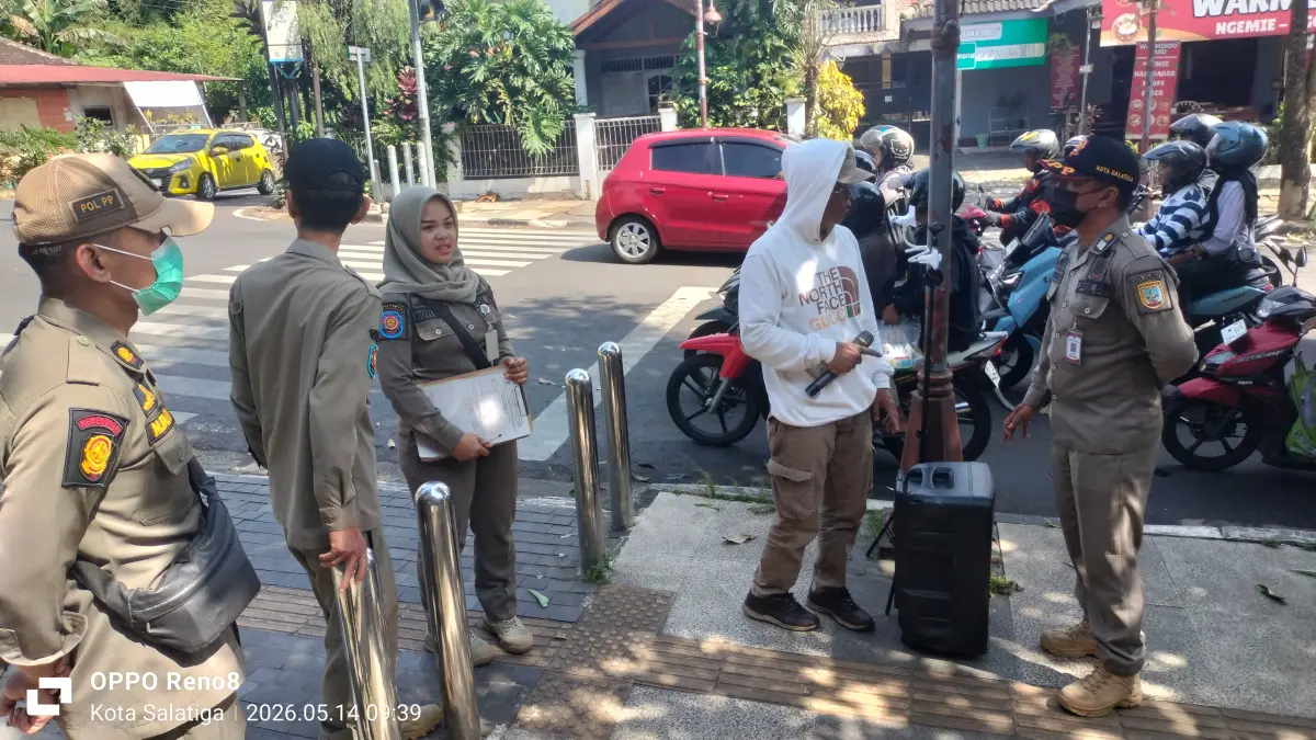 Satpol PP saat melakukan penindakan terhadap pengamen 