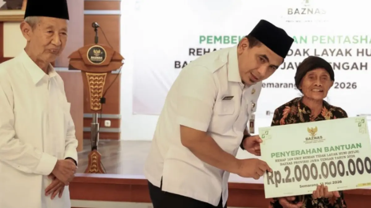 Wakil Gubernur Jawa Tengah Taj Yasin Maimon menyerahkan bantuan program rehab RTLH 