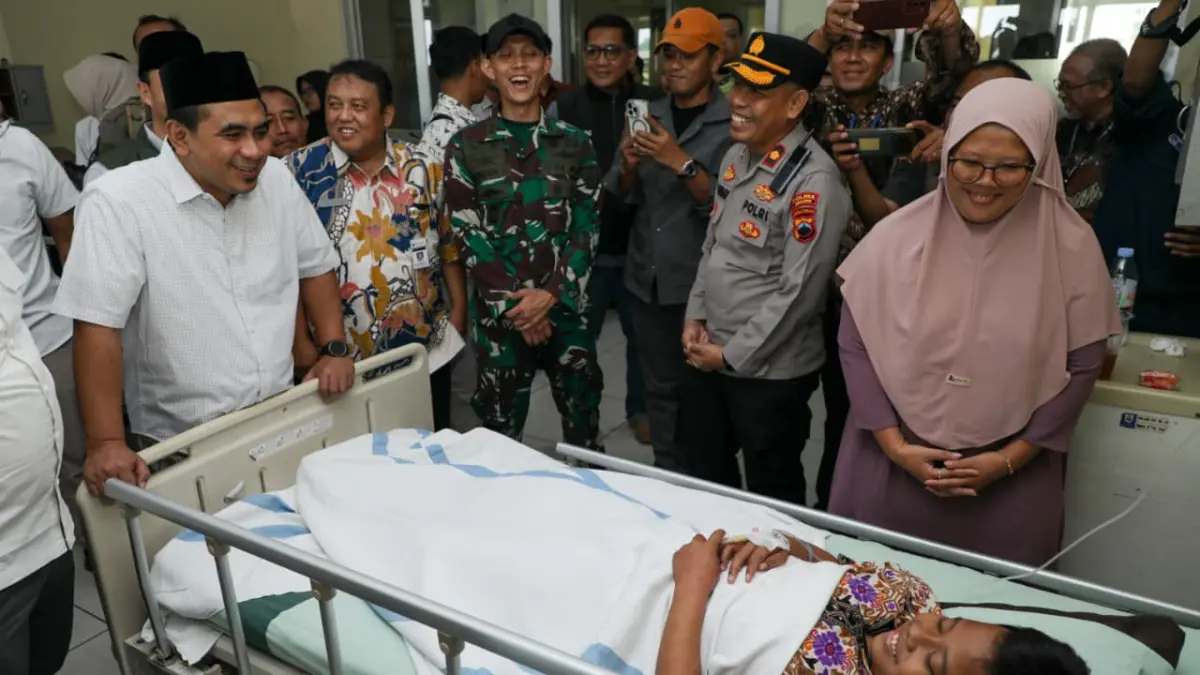 akil Gubernur Jawa Tengah, Taj Yasin Maimoen, menjenguk para korban robohnya atap kelas MTs Muhammadiyah 4 Bulu, Sambungmacan, Sragen