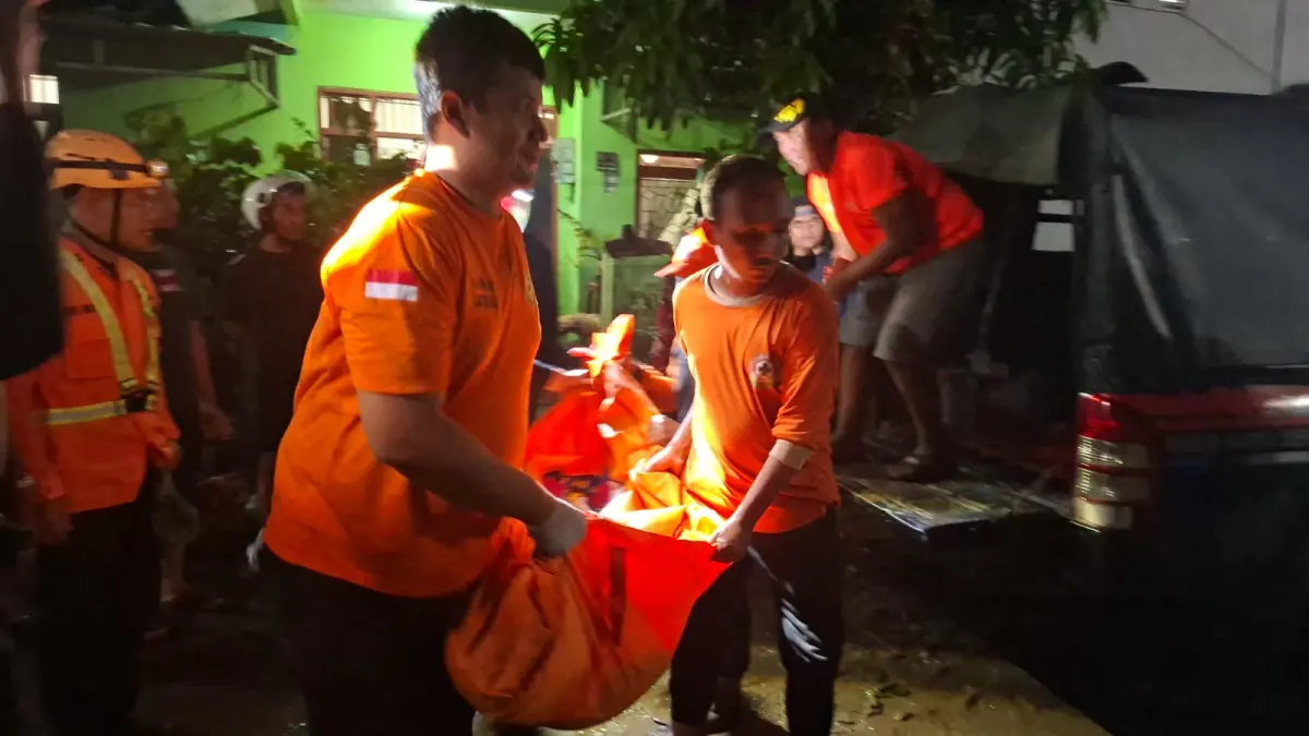 Evakuasi jenazah wanita tanpa identitas yang diduga hanyut di Sungai Silandak, Jumat (15/5)