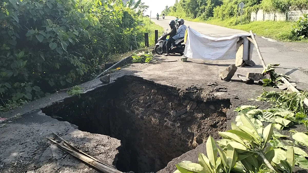 Jalan Honggowongso Kelurahan Purwoyoso Kecamatan Ngaliyan ambrol, Jumat (15/5) pagi. (FIGUR RONGGO WASSALIM/JAWA POS RADAR SEMARANG)