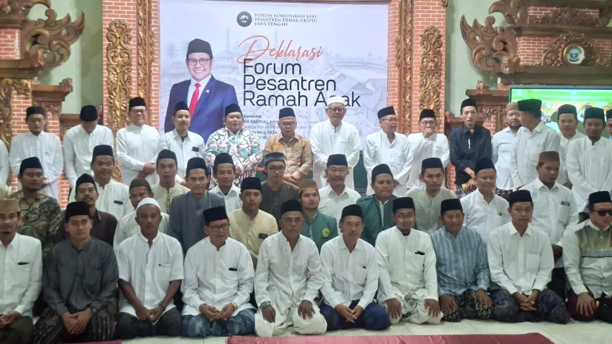 Ketua DPRD Demak H Zayinul Fata bersama KH Saefullah Maksum, KH Zainal Arifin Maksum, KH Aminudiin dalam deklarasi pesantren ramah anak di Ponpes Miftahul Ulum Jogoloyo Demak.(Wahibpribadi)