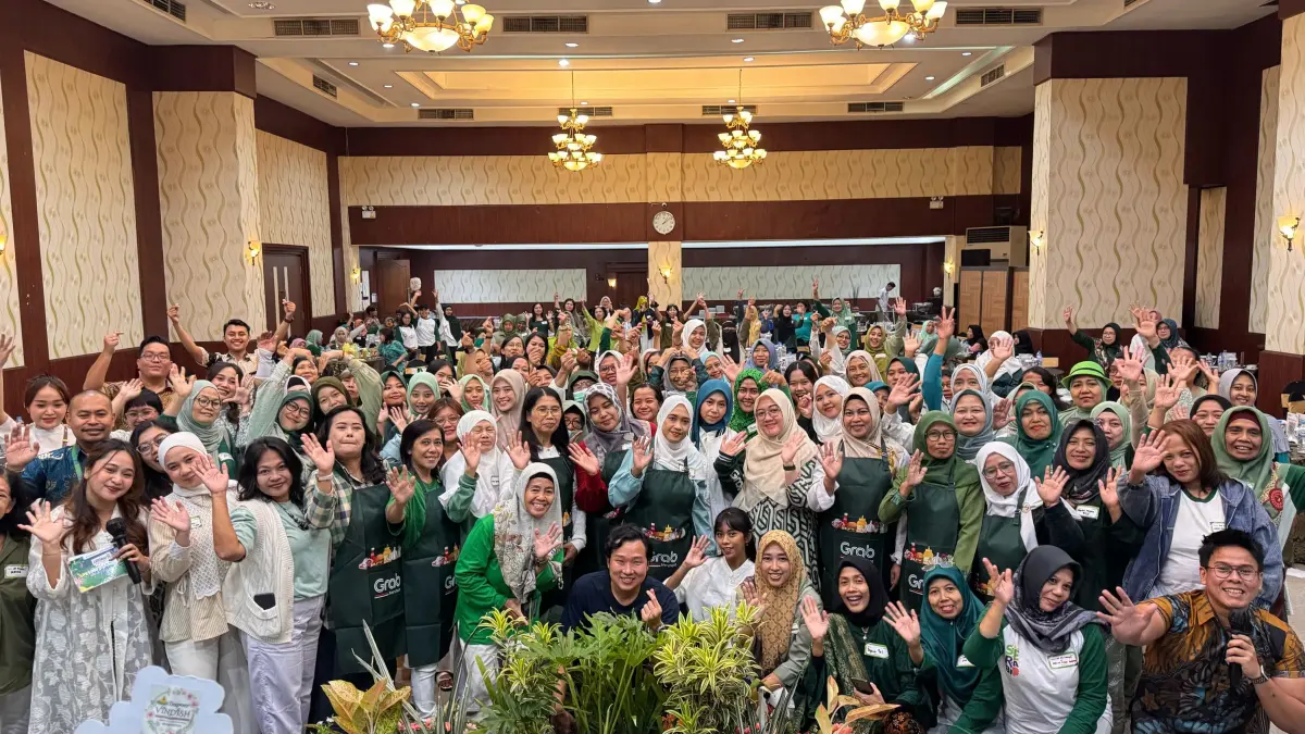 Para perempuan Mitra GrabMerchant yang tergabung dalam komunitas SERABi (Sekumpulan Perempuan Bisa) berfoto bersama, setelah mengikuti Arisan SERABI dengan tema “TEMAN PEREMPUAN BISA: Makin Ngerti Bisnis, Cuan Makin Manis” di Semarang. 