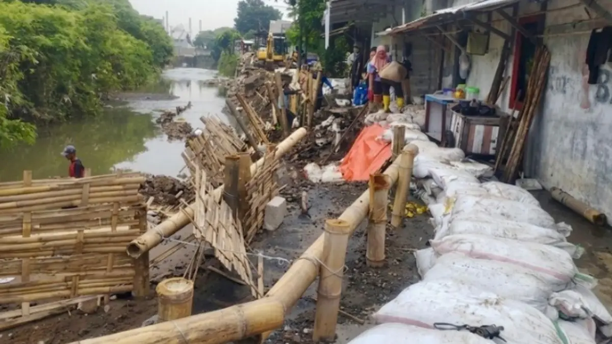 Bencana Daerah (BPBD) Provinsi Jawa Tengah telah menutup tanggul jebol Sungai Silandak yang menyebabkan banjir di wilayah Semarang Barat dan Ngaliyan, Kota Semarang. 