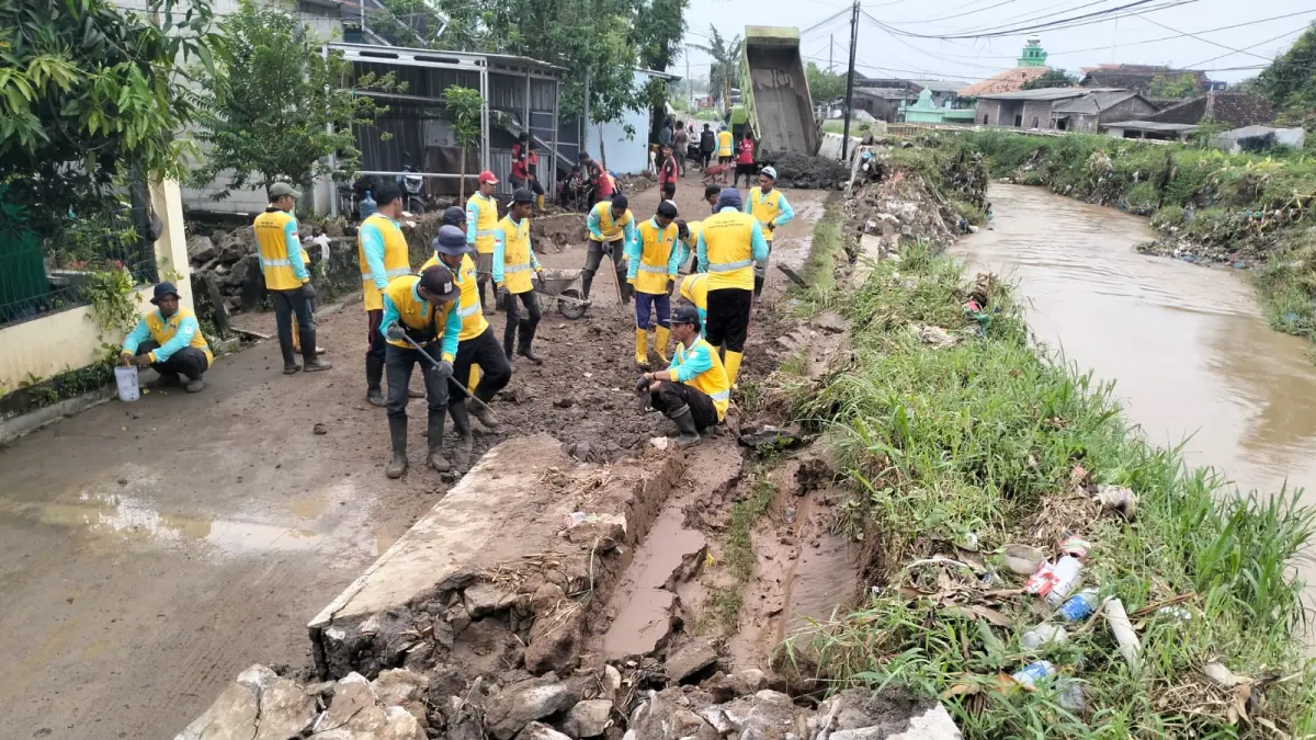 Gotong royong membersihkan material tanggul jebol Sungai Plumbon, Mangkang Kulon, Kecamatan Tugu, Sabtu (16/5) pagi. (FIGUR RONGGO WASSALIM)