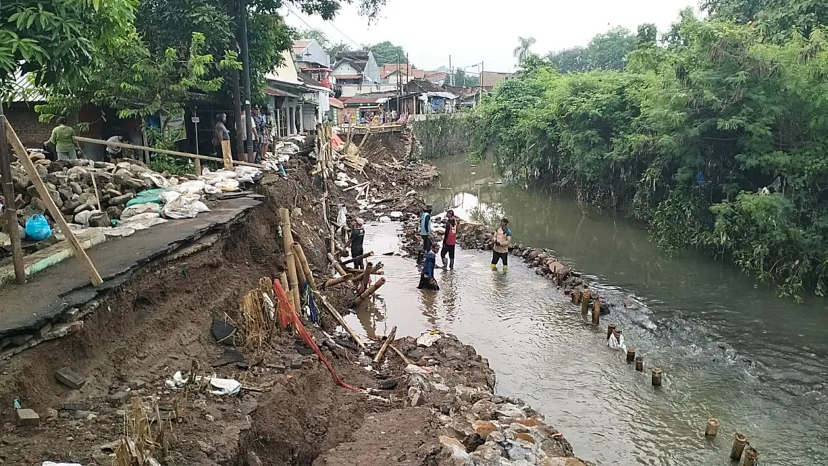 Jalan Jembawan I, Kelurahan Kalibanteng Kulon, Kecamatan Semarang Barat hilang ditelan kali, Sabtu (16/5) siang.