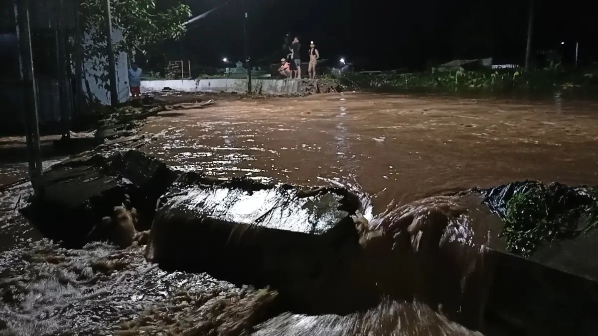JEBOL LAGI : Warga Kelurahan Mangkang Kulon, RT 1 RW 1 kembali terendam banjir karena tanggul Sungai Plumbon Jebol. (ADENNYAR WYCAKSONO/ JAWA POS RADAR SEMARANG )