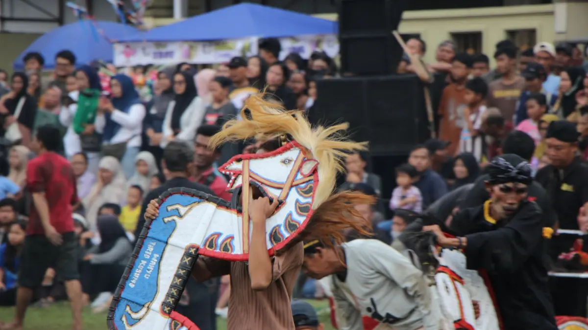 Kuda lumping di tengah tradisi apitan Kelurahan Sampangan, Sabtu (16/5) siang. (FIGUR RONGGO WASSALIM)