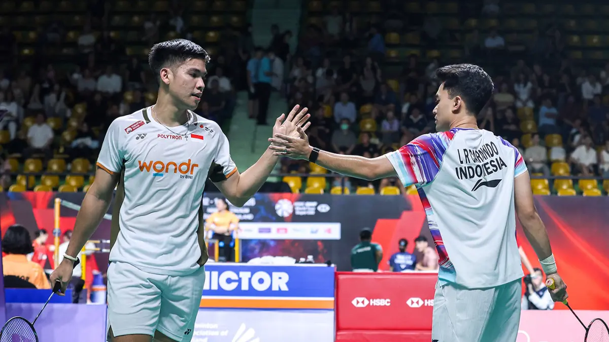 Leo Rolly Carnando/Daniel Marthin melaju ke babak semifinal setelah menang atas tuan rumah Thailand, Peeratchai Sukphun/Pakkapon Teeraratsakul 21-16, 21-15.