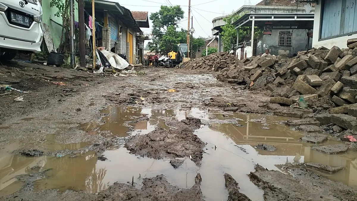 Lumpur dan jalan mengelupas di Jalan Sriyatno, RW 4 Kelurahan Ngaliyan, Kecamatan Ngaliyan, Sabtu (16/5) pagi.