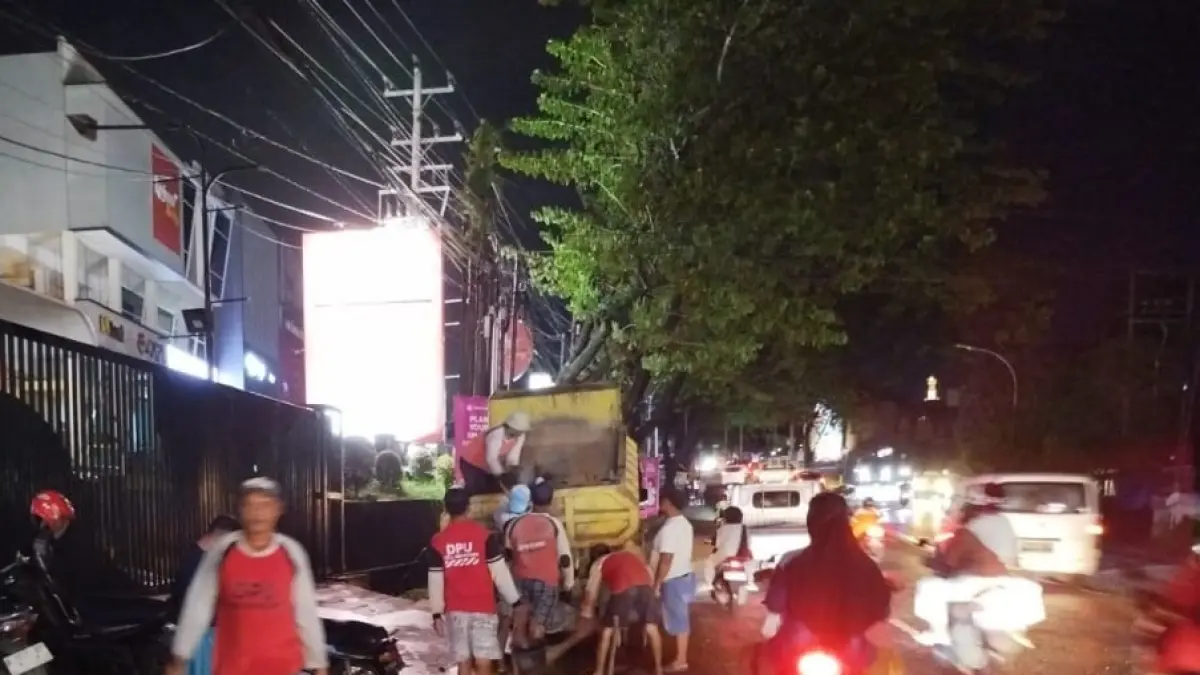 Petugas membersihkan jalan Prof Hamka Ngaliyan