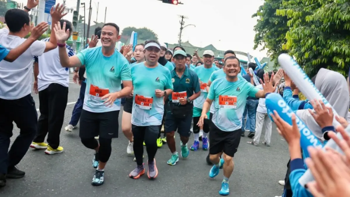 Gubernur Jawa Tengah, Ahmad Luthfi, bersama Sekretaris Daerah Provinsi, Sumarno, turut dalam Purwokerto Half Marathon 2026