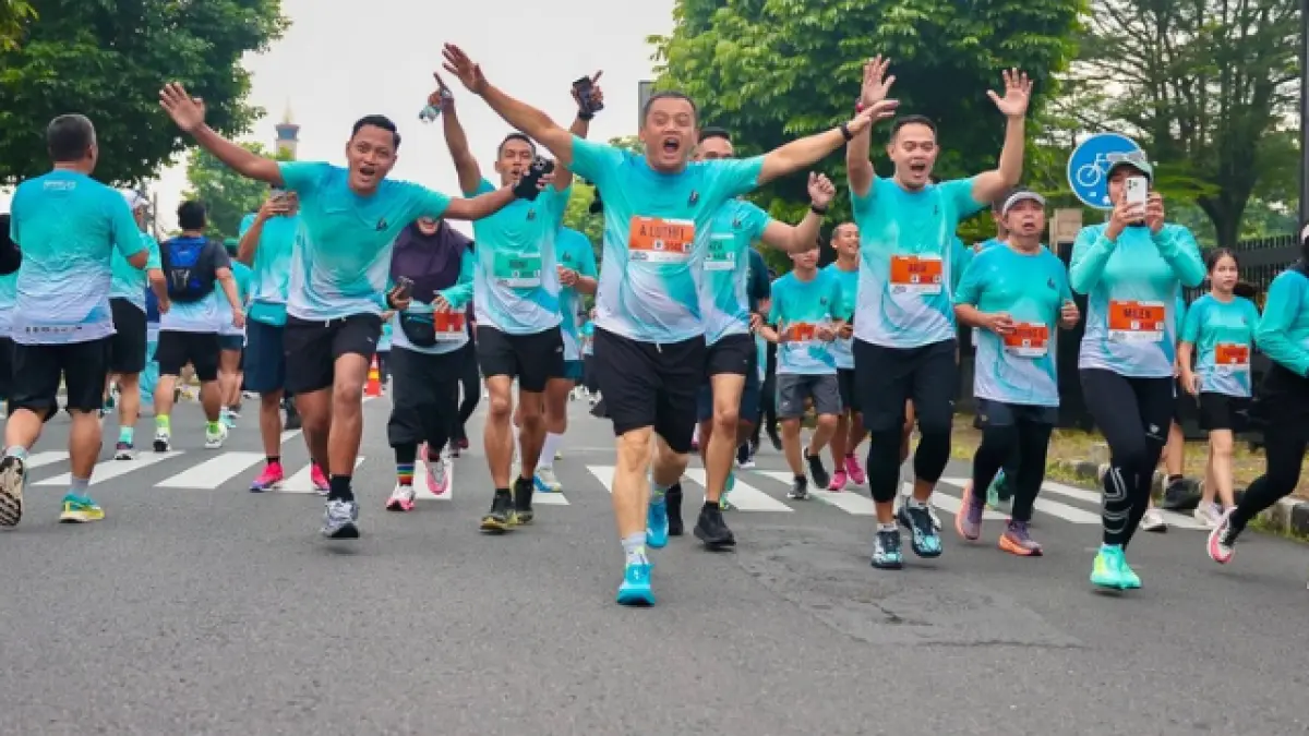 Gubernur Jawa Tengah, Ahmad Luthfi, bersama Sekretaris Daerah Provinsi, Sumarno, turut dalam Purwokerto Half Marathon 2026