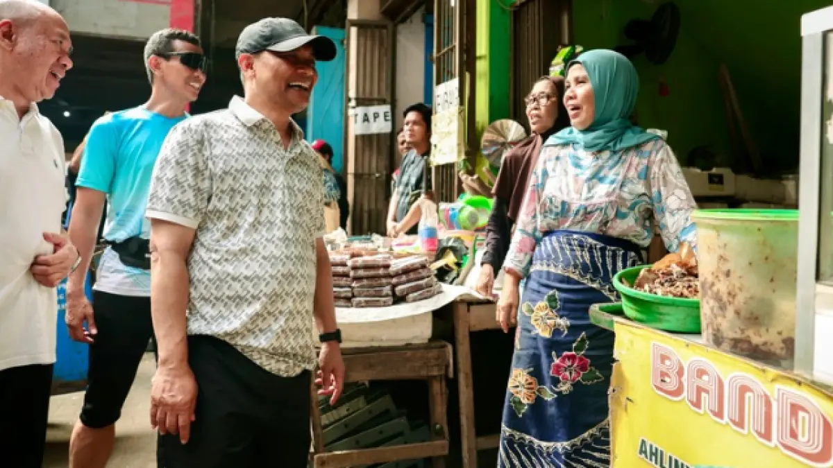 Gubernur Luthfi bersama Bupati Banyumas, Sadewo Tri Lastiono busukan ke Pasar Wage, Minggu (17/5/2026).
