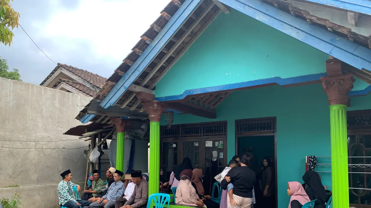 Kondisi rumah duka yang ramai warga untuk takziah, Minggu (17/5). DEVI KHOFIFATUR RIZQI/ JAWA POS RADAR SEMARANG&nbsp;