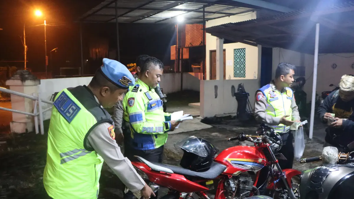Motor dengan kenalpot brong langsung dikandangkan oleh petugas 