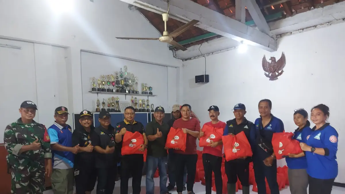 Respon Cepat, Wali kota Agustina Salurkan Bantuan Untuk Korban Banjir Mangkang dan Purwoyoso