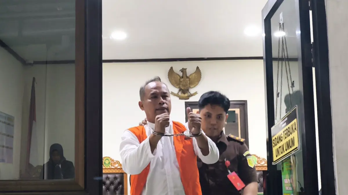 AKBP Basuki mengacungkan jempol usai sidang agenda pledoi di Pengadilan Negeri Semarang, Senin (18/5/2026).
