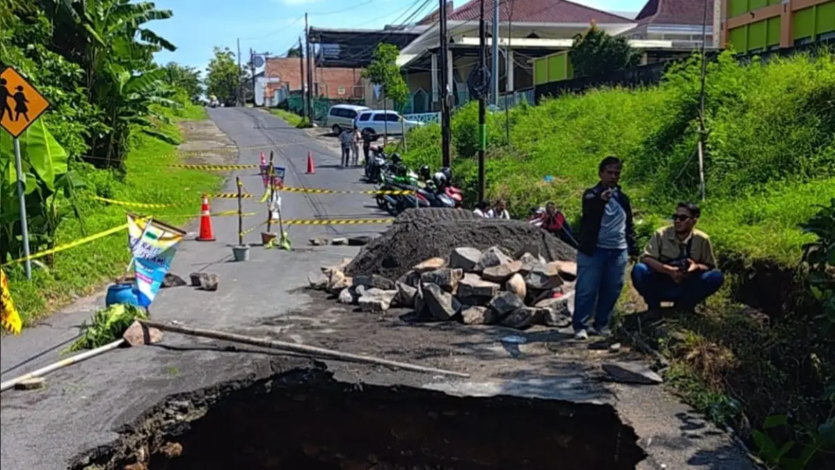 Amblasnya jembatan di Jalan Honggowongso, Kelurahan Purwoyoso, Kecamatan Ngaliyan pada Jumat (15/5).&nbsp;